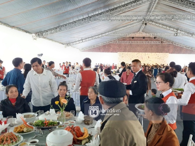 Cận cảnh thực đơn "cỗ quê" lên tới 10 món gia đình Công Phượng tiếp đãi quan khách, trên mỗi bàn tiệc còn có một chi tiết khiến nhiều người nể vì sự tinh tế - Ảnh 1. Cận cảnh thực đơn "cỗ quê" lên tới 10 món gia đình Công Phượng tiếp đãi quan khách, trên mỗi bàn tiệc còn có một chi tiết khiến nhiều người nể vì sự tinh tế - Ảnh 1.