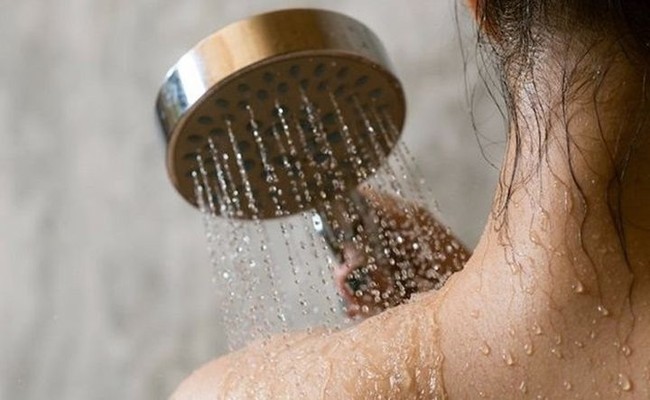 Cần chú ý 5 điểm sau khi tắm vào mùa đông, nếu bỏ qua người già có thể đột tử - Ảnh 1.