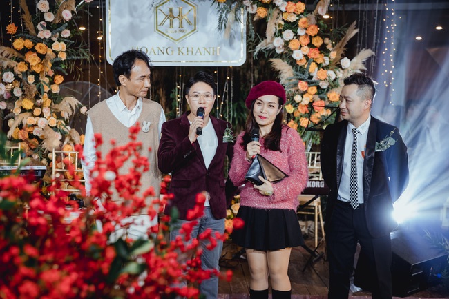 Siêu mẫu Hạ Vi xúng xính váy áo chúc mừng tiệc hoa của NTK Hoàng Khánh - Ảnh 2.