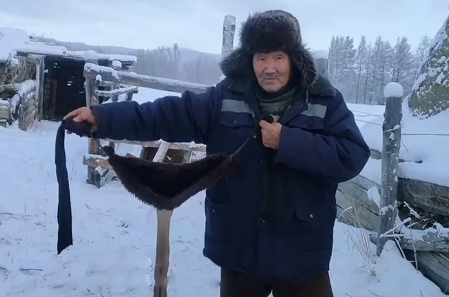 Bác nông dân Nga tự chế bikini để đàn bò chống chọi cái lạnh -50 độ C - Ảnh 2.
