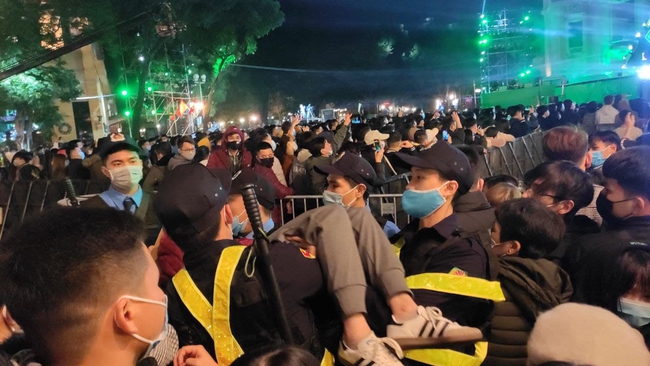 Cô gái ngất xỉu tại countdown phải nhờ đến lực lượng an ninh mang theo cáng, rẽ đám đông để đưa ra ngoài - Ảnh 4. Cô gái ngất xỉu tại countdown phải nhờ đến lực lượng an ninh mang theo cáng, rẽ đám đông để đưa ra ngoài - Ảnh 4.