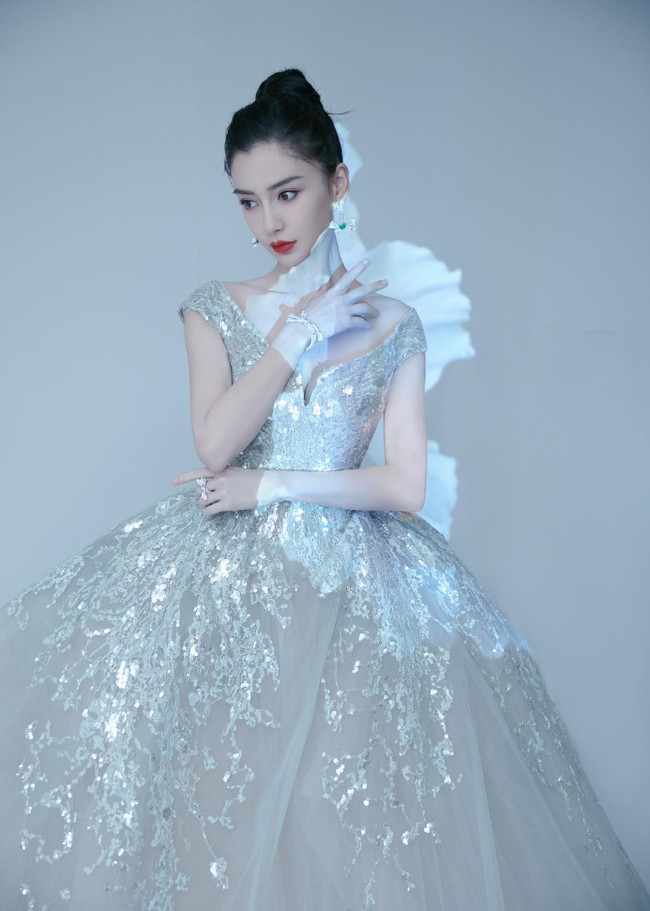 Sự kiện Cbiz "hot" nhất tối nay: Angelababy - Dương Mịch đọ sắc "cực gắt", Lý Hiện đầu đinh vẫn chiếm spotlight giữa dàn mỹ nam - Ảnh 7. Sự kiện Cbiz "hot" nhất tối nay: Angelababy - Dương Mịch đọ sắc "cực gắt", Lý Hiện đầu đinh vẫn chiếm spotlight giữa dàn mỹ nam - Ảnh 7.