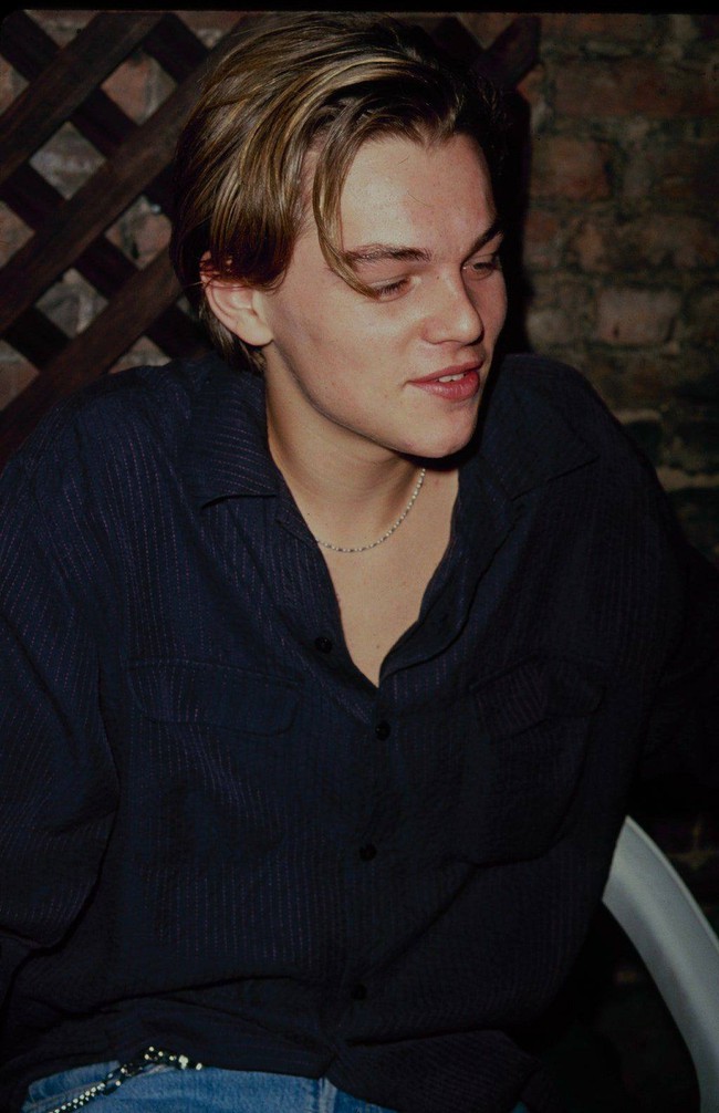 Loạt ảnh thời trẻ của Leonardo DiCaprio &quot;gây sốt&quot; trở lại: Từ gương mặt búng ra sữa đến lịch lãm, &quot;bad boy&quot; đều gây xao xuyến - Ảnh 6.