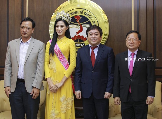 Do Thi Ha returned to university for the first time after being crowned Miss Vietnam 2020 - Photo 4.