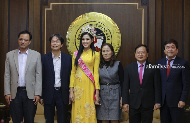 Do Thi Ha returned to university for the first time after being crowned Miss Vietnam 2020 - Photo 5.