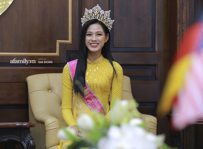 Do Thi Ha returned to university for the first time after being crowned Miss Vietnam 2020 - Photo 1.