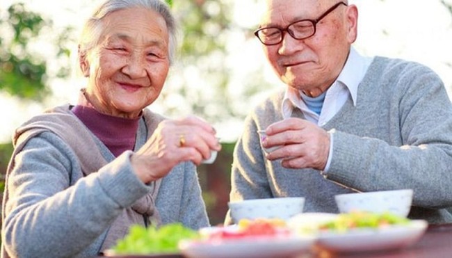 Sức khỏe đường ruột của cụ bà 103 tuổi tương đương với người 30 tuổi, 6 bí quyết sống thọ đơn giản ai cũng có thể áp dụng - Ảnh 2.