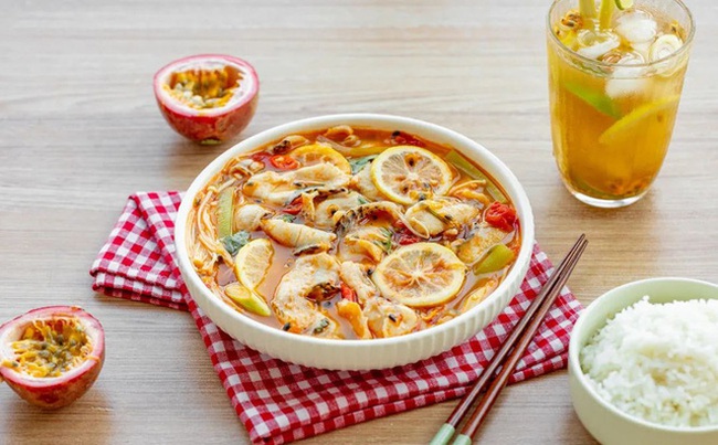 Tuyệt chiêu nấu canh cá thơm ngon hóa ra lại đơn giản ngoài sức tưởng tượng: Chỉ cần thêm loại quả quen thuộc này vào khâu chế biến, chị em có thể khử sạch mùi tanh của cá và cho ra đời món canh hoàn hảo! - Ảnh 1.