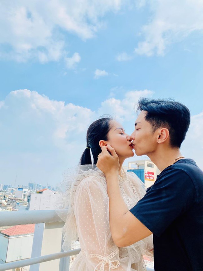 Khánh Thi và ông xã Phan Hiển khóa môi ngọt ngào trong bức hình mới.