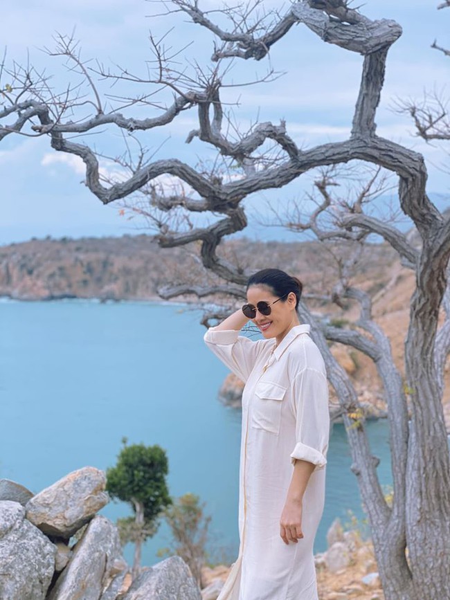 Th&acirc;n Th&uacute;y H&agrave; rạng rỡ giữa khung cảnh thi&ecirc;n nhi&ecirc;n thơ mộng.