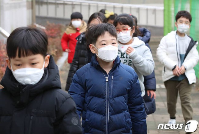 Hàn Quốc phát hiện 156 ca nhiễm virus Covid-19, nhu cầu dùng khẩu trang tăng cao khiến giá tăng 27% lên đến hơn 3 triệu đồng/hộp - Ảnh 1. Hàn Quốc phát hiện 156 ca nhiễm virus Covid-19, nhu cầu dùng khẩu trang tăng cao khiến giá tăng 27% lên đến hơn 3 triệu đồng/hộp - Ảnh 1.