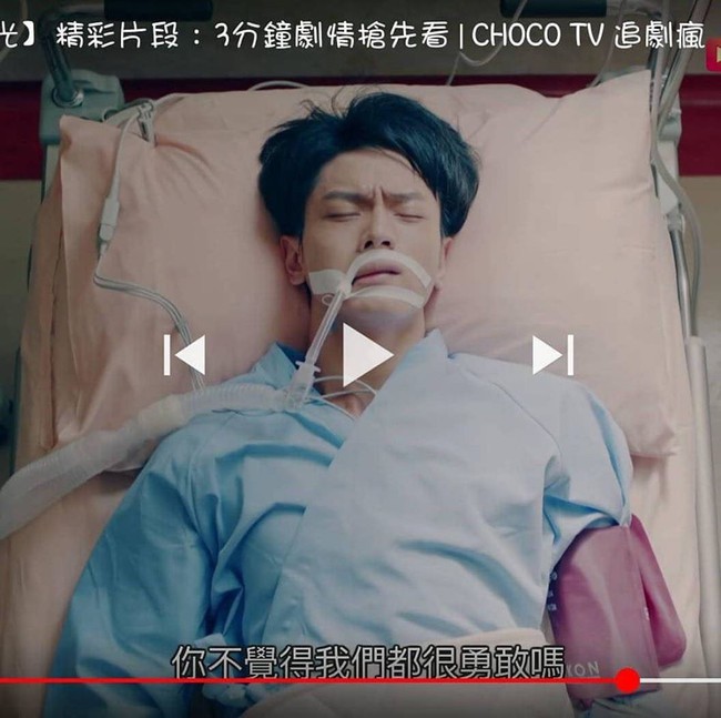 Đỉnh cao phim Hoa ngữ: Băng bó vết thương như trò trẻ con, ống thở được nối ở cằm khiến khán giả bị sốc  - Ảnh 8.