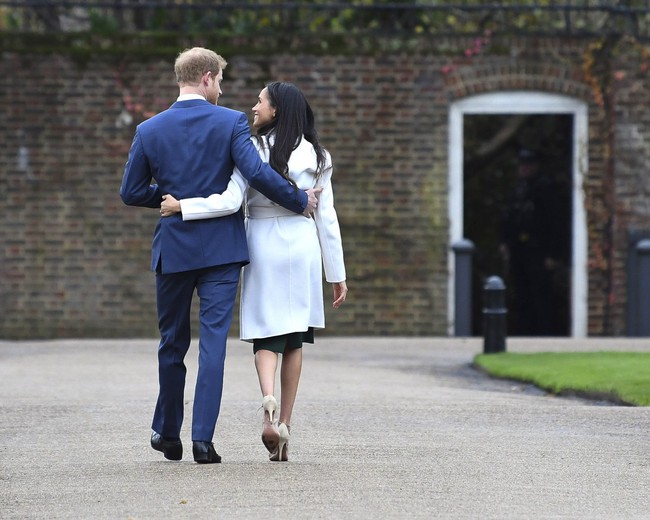 Chưa chính thức rời khỏi hoàng gia Anh, vợ chồng Meghan Markle "khóc không thành tiếng" khi bị dư luận lên tiếng "đòi nợ" - Ảnh 1.