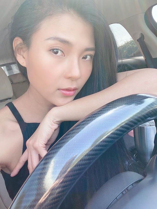 Th&uacute;y Diễm tranh thủ selfie khi đi l&agrave;m việc ở B&igrave;nh Thuận.
