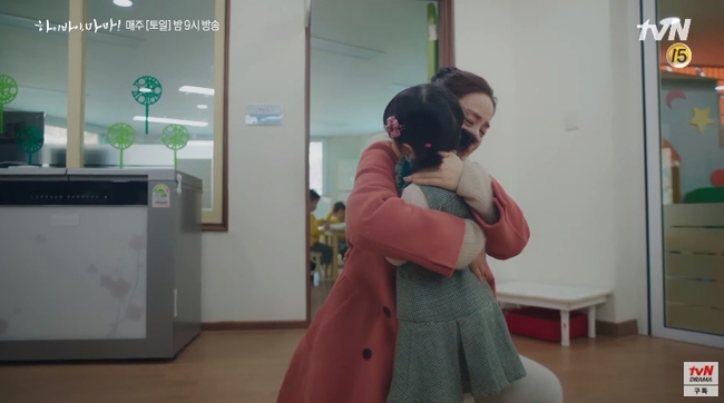 &quot;Hi Bye, Mama&quot; tập 2: Kim Tae Hee quay lại thành người sau 5 năm làm hồn ma, bật khóc khi ôm con gái vào lòng - Ảnh 7.