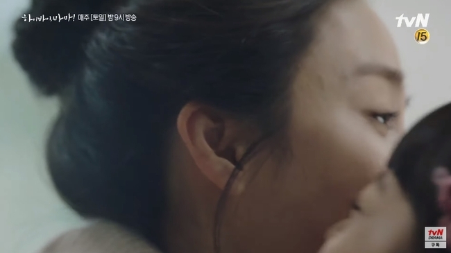 &quot;Hi Bye, Mama&quot; tập 2: Kim Tae Hee quay lại thành người sau 5 năm làm hồn ma, bật khóc khi ôm con gái vào lòng - Ảnh 6.