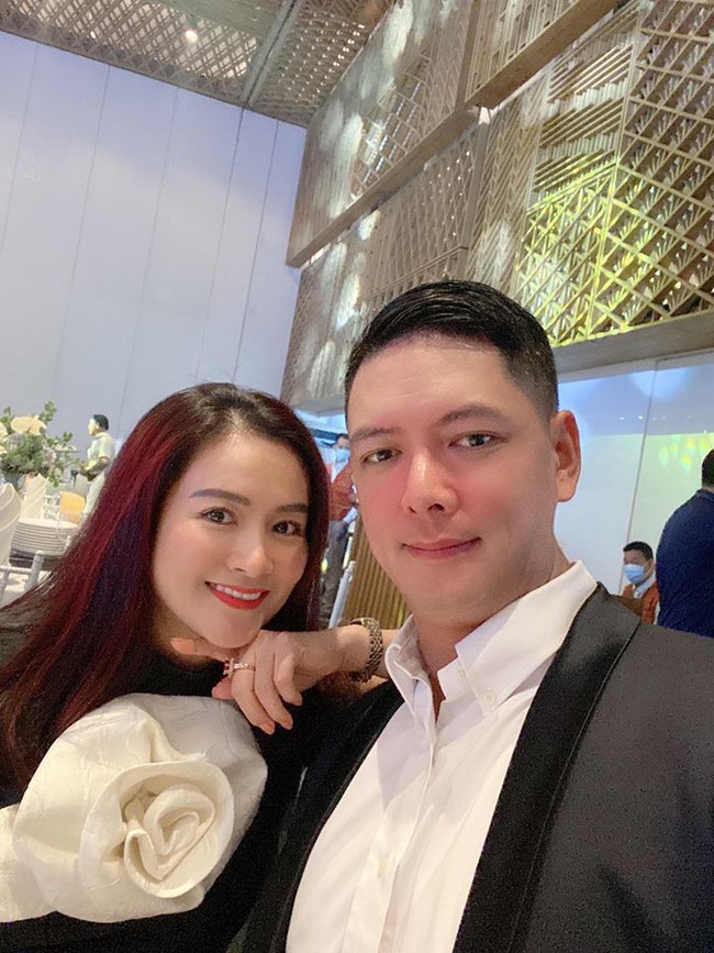 B&igrave;nh Minh dắt bạn th&acirc;n đi dự tiệc dịp cuối tuần.