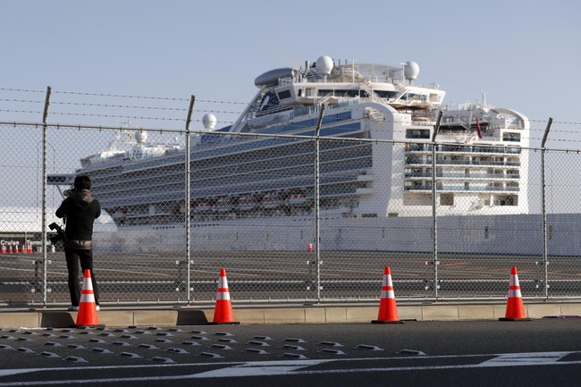 Tàu du lịch Diamond Princess đưa nhóm khách Nhật cuối cùng lên bờ, để &quot;lọt&quot; 23 người chưa được xét nghiệm Covid-19 lần cuối - Ảnh 1.