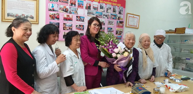 Nhân ngày Thầy thuốc Việt Nam, lãnh đạo UBND phường Giáp Bát tặng hoa cho phòng tư vấn sức khỏe