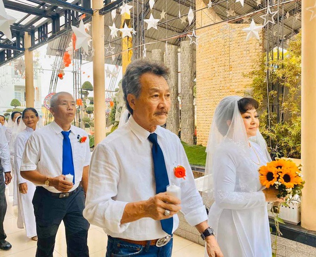 Danh ca Hương Lan cùng chồng tổ chức hôn lễ tại nhà thờ, làm cô dâu ở tuổi 63 - Ảnh 5.