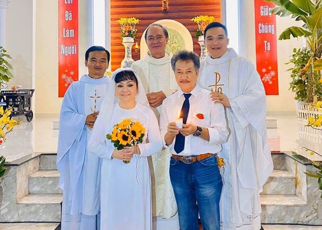 Danh ca Hương Lan cùng chồng tổ chức hôn lễ tại nhà thờ, làm cô dâu ở tuổi 63 - Ảnh 2.