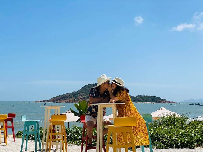 Hồng Đăng up hình tình tứ với bà xã tại Quy Nhơ trong chuyến đi xuyên Việt của gia đình. Hồng Đăng up hình tình tứ với bà xã tại Quy Nhơ trong chuyến đi xuyên Việt của gia đình.
