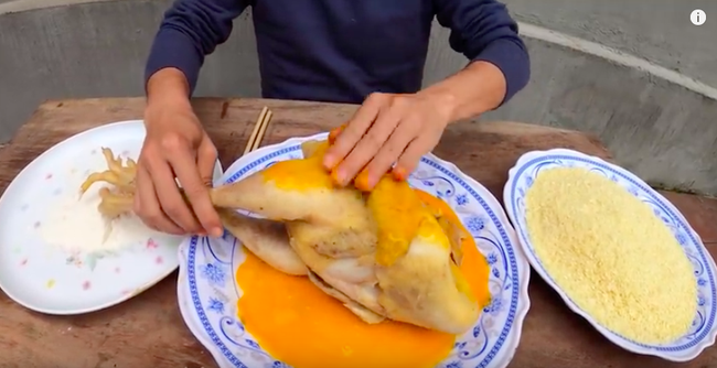 Con trai bà Tân Vlog tiếp tục khiến người xem phát ghê khi dùng tay trần khuấy vào đồ ăn - Ảnh 1.