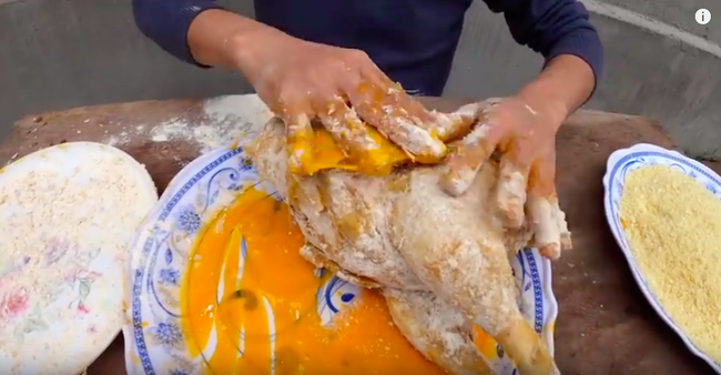 Con trai bà Tân Vlog tiếp tục khiến người xem phát ghê khi dùng tay trần khuấy vào đồ ăn - Ảnh 2.