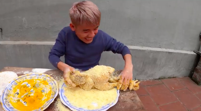 Con trai bà Tân Vlog tiếp tục khiến người xem phát ghê khi dùng tay trần khuấy vào đồ ăn - Ảnh 5.
