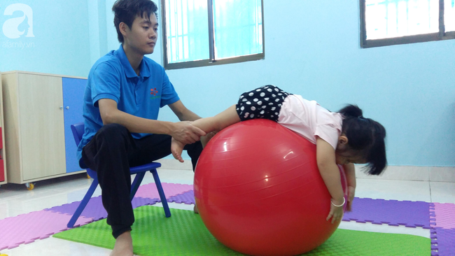 Ngôi trường chuyên biệt “hạnh phúc” ở Sài Gòn: Phụ huynh cho vay tiền để trả lương giáo viên những ngày con nghỉ học - Ảnh 3.
