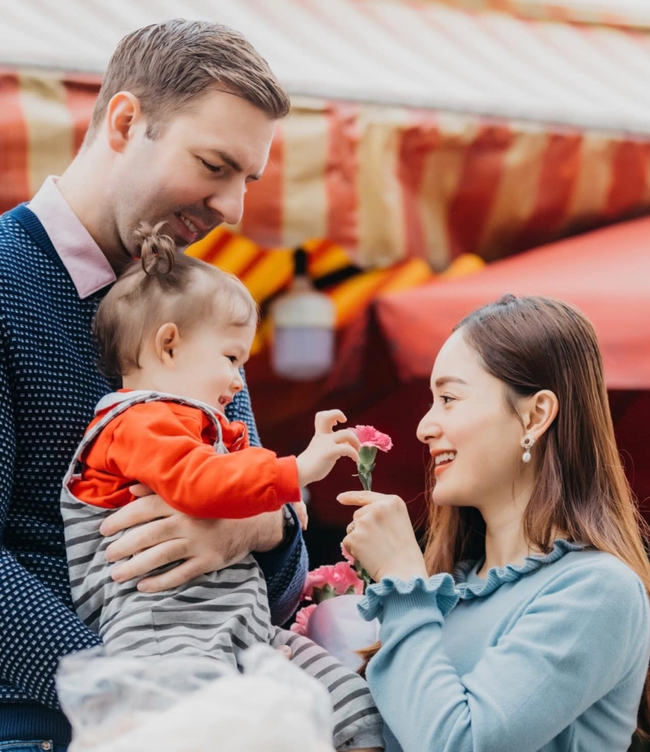 Mẹ con Lan Phương “nắm tay đi khắp thế gian&quot;, đáng yêu hơn cả là cô con gái nhỏ ngày càng dạn dĩ, tự lập trong sinh hoạt - Ảnh 4.