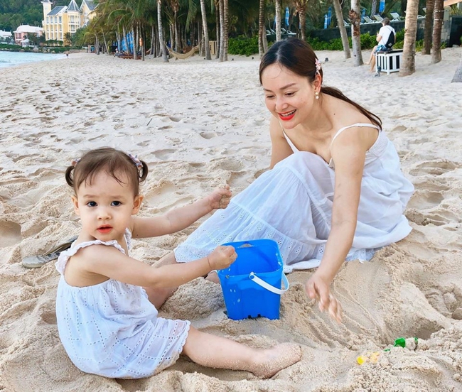 Mẹ con Lan Phương “nắm tay đi khắp thế gian&quot;, đáng yêu hơn cả là cô con gái nhỏ ngày càng dạn dĩ, tự lập trong sinh hoạt - Ảnh 10.