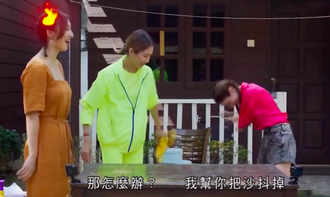 Sao TVB - &quot;mỹ nữ cảnh 18+&quot; Cao Hải Ninh gây sốc khi liếm dép đầy bùn đất trên sóng truyền hình - Ảnh 3.