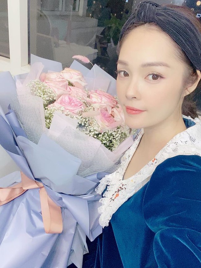 Dương Cẩm Lynh vui vì nhận được bó hoa tươi thắm. Dương Cẩm Lynh vui vì nhận được bó hoa tươi thắm.