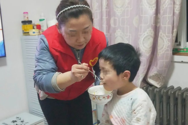 Ông nội đột ngột qua đời, cháu bé 6 tuổi ăn bánh quy và sống bên cạnh thi thể mãi đến 3 ngày sau mới được phát hiện - Ảnh 2. Ông nội đột ngột qua đời, cháu bé 6 tuổi ăn bánh quy và sống bên cạnh thi thể mãi đến 3 ngày sau mới được phát hiện - Ảnh 2.