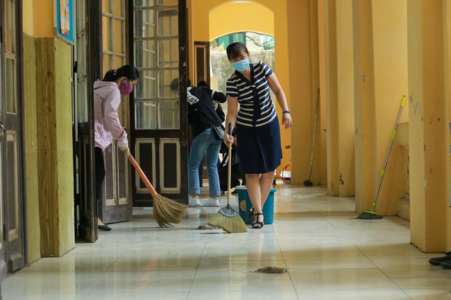 Nhiều phụ huynh chung tay cùng nhà trường vệ sinh lớp học trước ngày học sinh đi học trở lại - Ảnh 3.