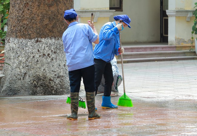 Nhiều phụ huynh chung tay cùng nhà trường vệ sinh lớp học trước ngày học sinh đi học trở lại - Ảnh 2. Nhiều phụ huynh chung tay cùng nhà trường vệ sinh lớp học trước ngày học sinh đi học trở lại - Ảnh 2.