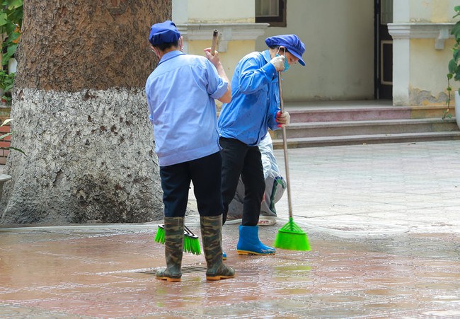 Nhiều phụ huynh chung tay cùng nhà trường vệ sinh lớp học trước ngày học sinh đi học trở lại - Ảnh 2.