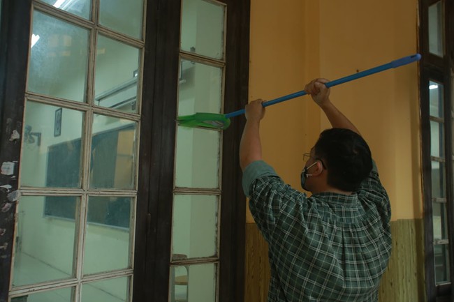 Nhiều phụ huynh chung tay cùng nhà trường vệ sinh lớp học trước ngày học sinh đi học trở lại - Ảnh 15. Nhiều phụ huynh chung tay cùng nhà trường vệ sinh lớp học trước ngày học sinh đi học trở lại - Ảnh 15.