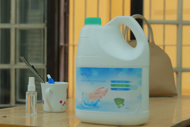 Nhiều phụ huynh chung tay cùng nhà trường vệ sinh lớp học trước ngày học sinh đi học trở lại - Ảnh 7. Nhiều phụ huynh chung tay cùng nhà trường vệ sinh lớp học trước ngày học sinh đi học trở lại - Ảnh 7.