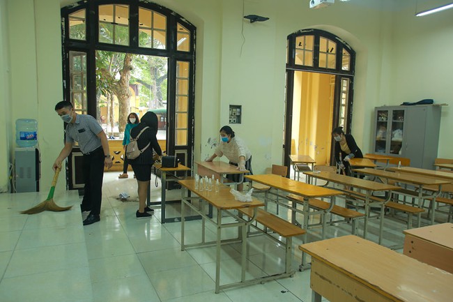 Nhiều phụ huynh chung tay cùng nhà trường vệ sinh lớp học trước ngày học sinh đi học trở lại - Ảnh 4. Nhiều phụ huynh chung tay cùng nhà trường vệ sinh lớp học trước ngày học sinh đi học trở lại - Ảnh 4.