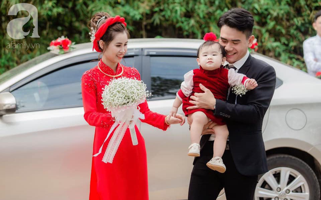 Được dự đám cưới của bố mẹ, bé gái 1 tuổi chiếm spotlight vì biểu cảm tấu hài, nhìn thấy khách là vẫy vào chung vui - Ảnh 4. Được dự đám cưới của bố mẹ, bé gái 1 tuổi chiếm spotlight vì biểu cảm tấu hài, nhìn thấy khách là vẫy vào chung vui - Ảnh 4.