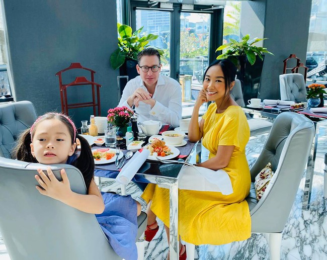 Đoan Trang tận hưởng khoảng thời gian thư giãn bên chồng và con gái.