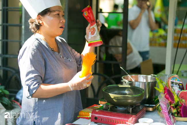 Người Sài Gòn kéo nhau đi thử bún dưa hấu, bánh tráng thanh long siêu độc, lạ, &quot;tưởng đâu giải cứu nông sản thế thôi ai ngờ ngon hết hồn&quot; - Ảnh 5.