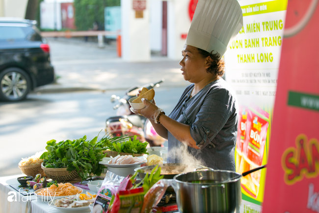 Người Sài Gòn kéo nhau đi thử bún dưa hấu, bánh tráng thanh long siêu độc, lạ, &quot;tưởng đâu giải cứu nông sản thế thôi ai ngờ ngon hết hồn&quot; - Ảnh 7.