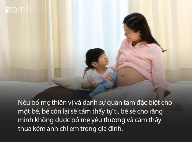 Mẹ chia sẻ hình ảnh em gái gối đầu lên chân anh trai khiến cộng đồng mạng tan chảy vì quá dễ thương - Ảnh 6.