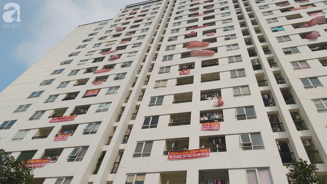 Hà Nội: Cư dân đồng loạt căng băng rôn kín tòa nhà chung cư cao cấp vì chủ đâu tư thất hứa - Ảnh 10.