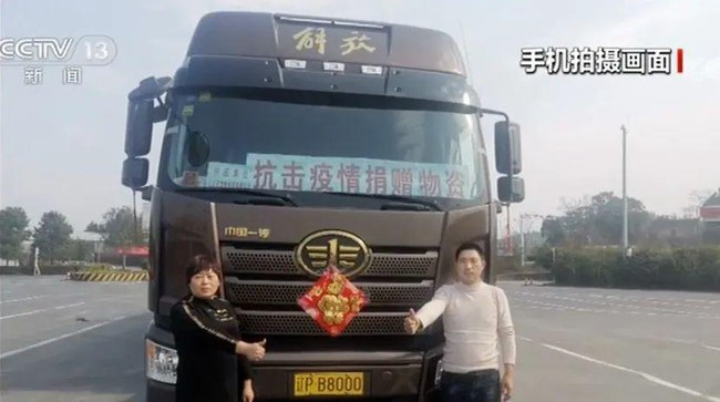 Cặp vợ chồng lái xe 10 ngày đêm đến Vũ Hán để giao rau xanh và câu nói “tiền bạc không đong đo được việc này" khiến mọi người xúc động - Ảnh 2. Cặp vợ chồng lái xe 10 ngày đêm đến Vũ Hán để giao rau xanh và câu nói “tiền bạc không đong đo được việc này" khiến mọi người xúc động - Ảnh 2.