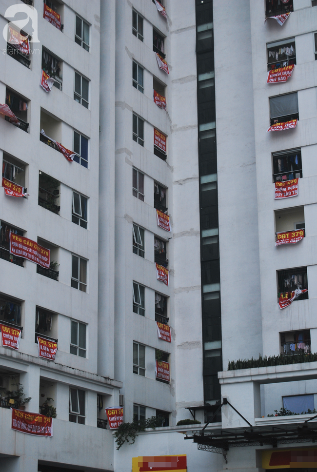 Hà Nội: Cư dân đồng loạt căng băng rôn kín tòa nhà chung cư cao cấp vì chủ đâu tư thất hứa - Ảnh 16.