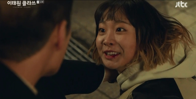 &quot;Itaewon Class&quot;: Da Mi bị hành hung giữa phố, Park Seo Joon hóa anh hùng &quot;hạ gục&quot; quý tử nhà Jangga khiến khán giả hả hê - Ảnh 2.